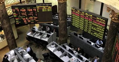سوق الأسهم المصرية يشهد انخفاضاً وسط تفوق أدوات الدين الحكومية خلال شهر كامل