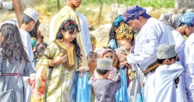 تقاليد ومظاهر احتفالية متنوعة تزين عيد الخليج بأزياء تراثية وأكلات شعبية وممارسات ثقافية مميزة