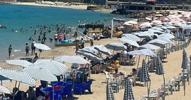 إقبال الأهالي على شواطئ الإسكندرية في عطلة العيد الثانية