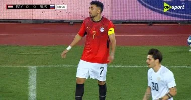 منتخب مصر وروسيا يبدأان المباراة بدون أهداف في الربع الأول