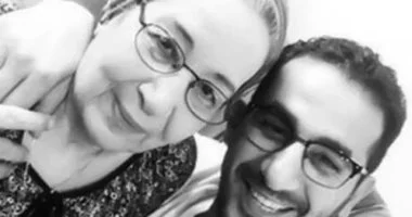 توثيق اللحظات الحميمة بين أحمد حلمي ووالدته في مجموعة صور نادرة