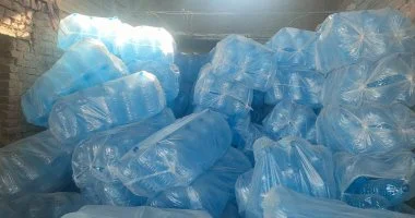 القبض على مصنع مياه عشوائي بالعين السخنة وحجز آلاف الزجاجات المغشوشة