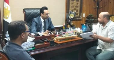 مسؤول صحة سوهاج يناقش خطة توزيع الكوادر الطبية لتطوير القطاع الصحي