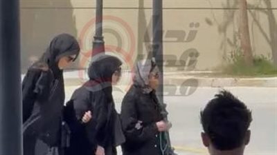 مش قادرة تقف على رجلها.. لحظة وصول ميرفت أمين لـ جنازة هاني شاكر