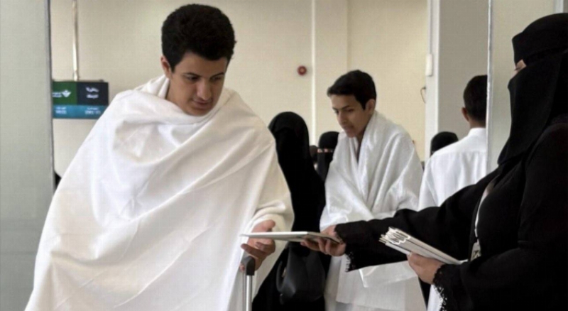 الشؤون الإسلامية توزع مطبوعات توعوية بمطار الطائف