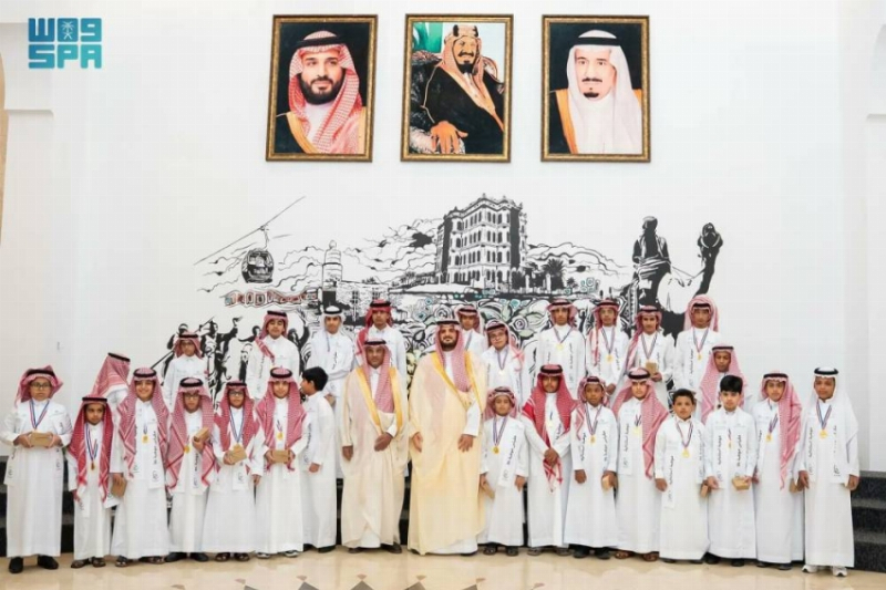 محافظ الطائف يُكرّم 60 طالبًا وطالبةً من الموهوبين في برامج العلوم والتقنية