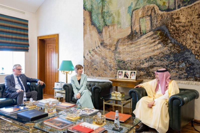 الخريجي يستعرض مع عضوين من البرلمان الأوروبي العلاقات الثنائية
