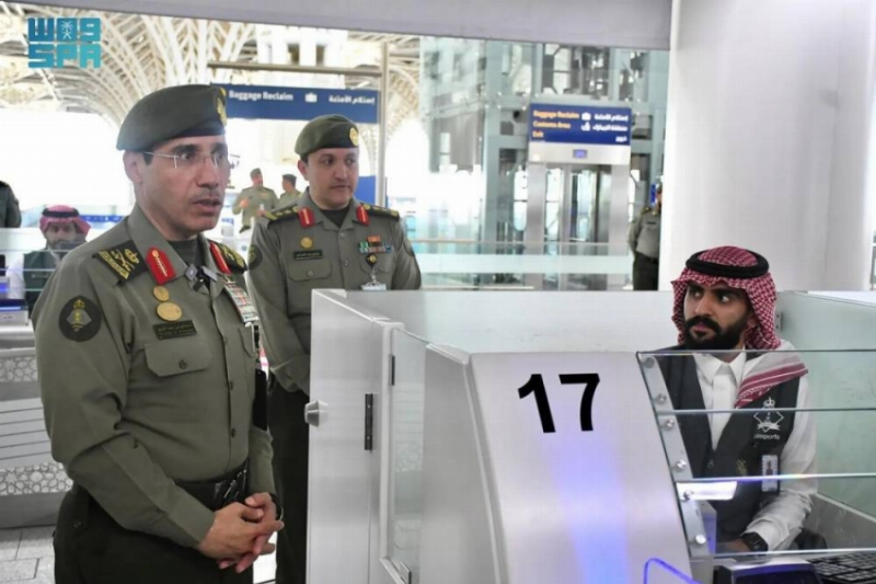 اللواء المربع يتفقّد جوازات مطار المدينة