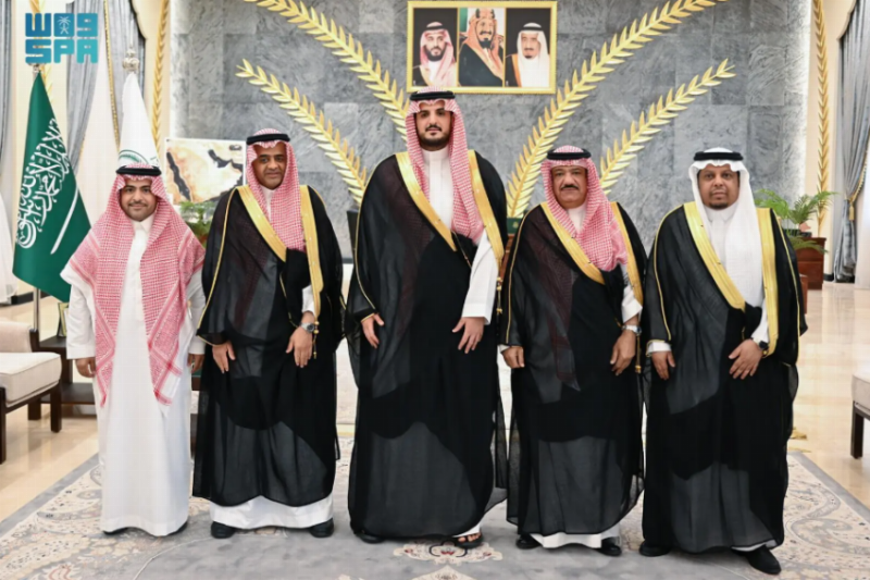 فواز بن سلطان يطّلع على خطط تطوير مطار الطائف الدولي