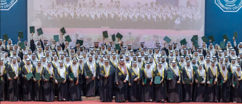 نائب أمير المنطقة الشرقية يرعى حفل تخريج الدفعة الـ21 من طلاب كلية المجتمع بالدمام
