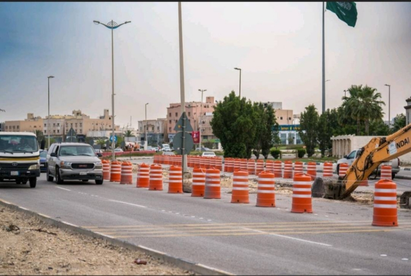 بلدية القطيف تواصل تنفيذ مشاريع تطويرية لرفع كفاءة الطرق وتحسين المشهد الحضري