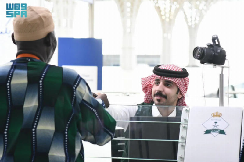 جوازات مطار المدينة تستقبل أولى رحلات ضيوف الرحمن من النيجر القادمين لأداء فريضة الحج