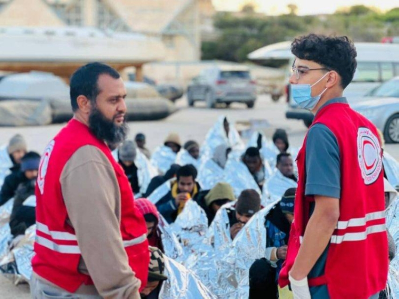 الهلال الأحمر الليبي ينقذ (45) مهاجرًا قبالة سواحل طبرق