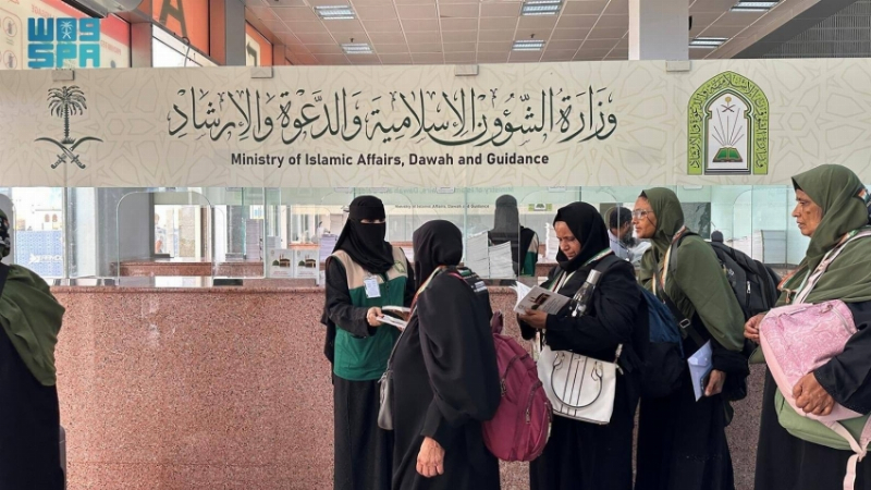 “الشؤون الإسلامية” توزع أكثر من 51 ألف مطبوعة إرشادية على الحجاج القادمين عبر مطار الملك عبدالعزيز الدولي بجدة