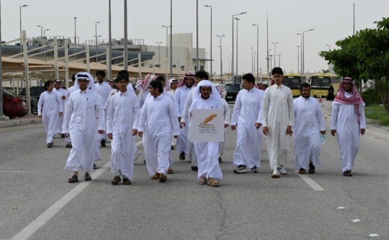185 طالبا وطالبة يشاركون في فعالية “مشي رياضية” بالظهران