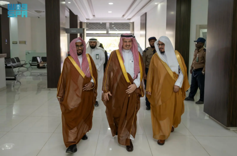 الأحيدب يتفقد مجمع محاكم ديوان المظالم بالجوف ويباشر ملاحظات المستفيدين ميدانيًا