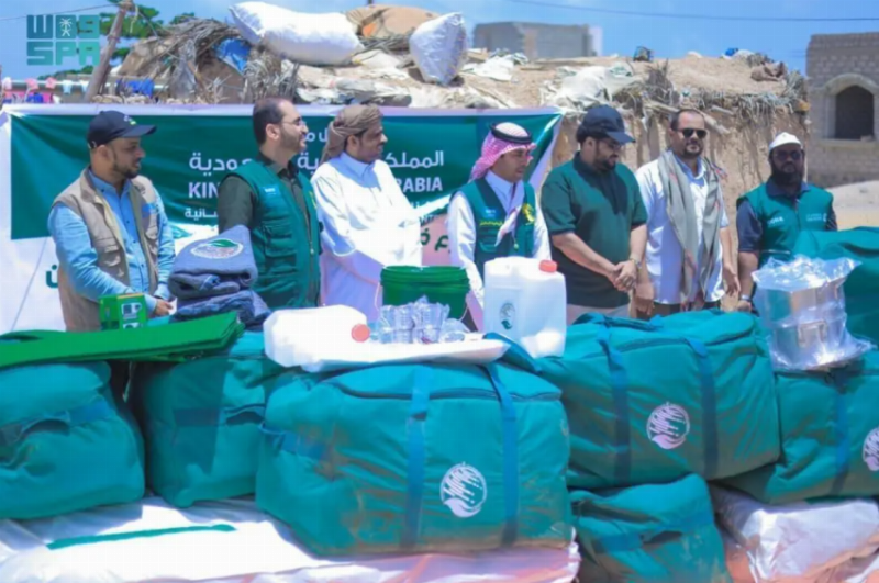 مركز الملك سلمان يوزع 300 حقيبة إيوائية و300 خيمة في مديرية المسيلة باليمن