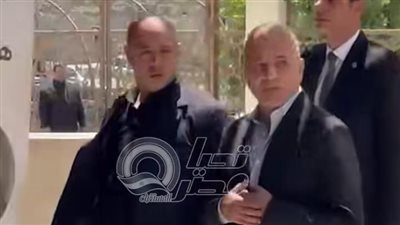 كان عزيز علينا كلنا.. أحمد موسى يواسي أسرة هاني شاكر في جنازته