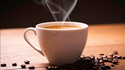 القهوة تُغيّر بكتيريا الأمعاء وترتبط بالمزاج وصحة الدماغ