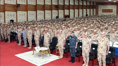 وزير الدفاع يلتقى عددًا من مقاتلي المنطقة الغربية العسكرية