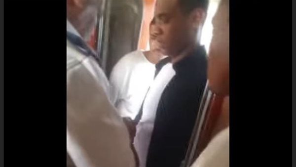 إيقاف شرطي عن العمل وإحالتة للتحقيق إثر تجاوزه أثناء التعامل مع متسول