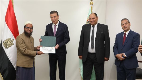 وزير الزراعة يكرم 18 مبعوثاً من 11 دولة أفريقية وآسيوية بشهادات التخرج