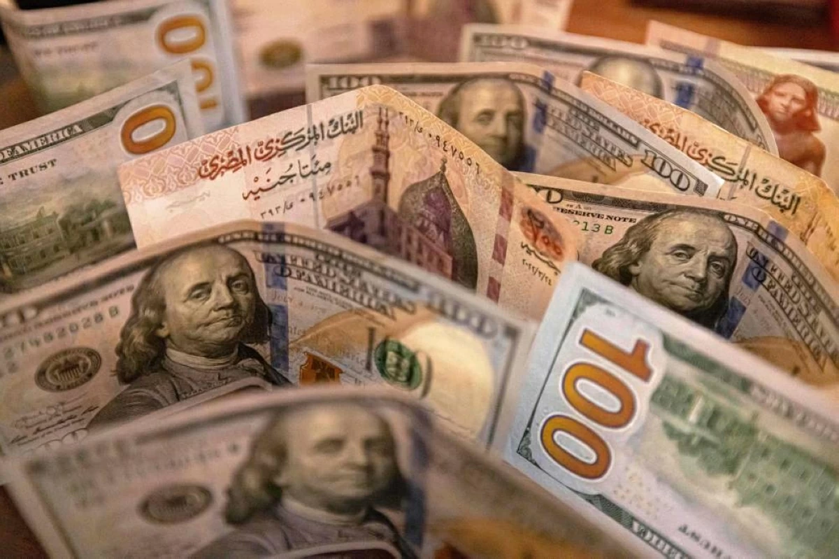 تباين الدولار قبيل صدور تقارير الإنفاق الاستهلاكي