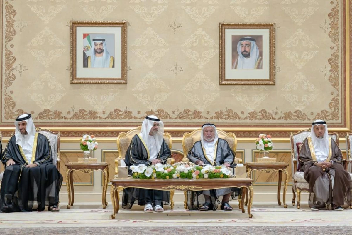 سلطان يلتقي بزوار العيد لتبادل التهاني