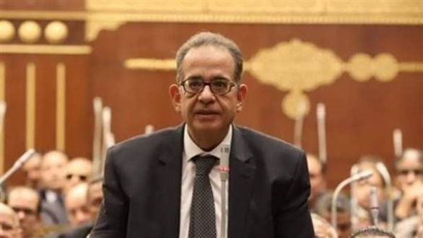 طارق عبد العزيز: تعزيز العنصر البشري يرفع من كفاءة المطارات المصرية