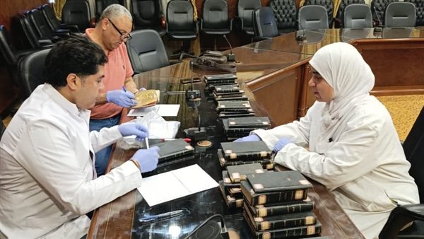 دار الكتب تبدأ فحص وتصنيف كتب مكتبة البلدية بدمنهور تمهيدًا لترميمها