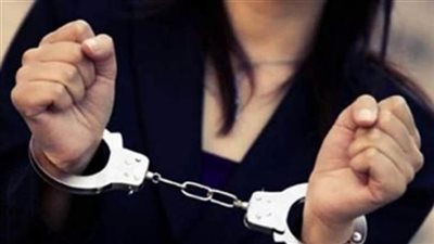 رقصة في قلب الطريق.. فتاة توقف المرور في الجيزة بحثًا عن المارة