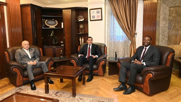 وزير الرياضة يلتقي الأمين العام للاتحاد الأفريقي لكرة القدم في حضور رئيس الاتحاد المصري