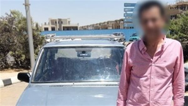 تحقيقات في القاهرة حول قائد سيارة سمح لشخصين بالصعود على مركبته أثناء القيادة