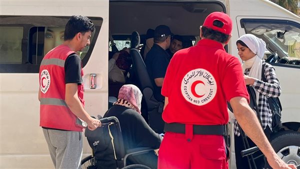الهلال الأحمر المصري يستقبل الدفعة 49 من المصابين الفلسطينيين