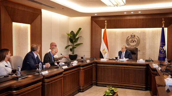 رئيس هيئة الدواء المصرية يبحث مع ممثلي شركة ” بيور بيبتايد سوليوشن” الأمريكية فرص التعاون في مجال المواد الخام الدوائية