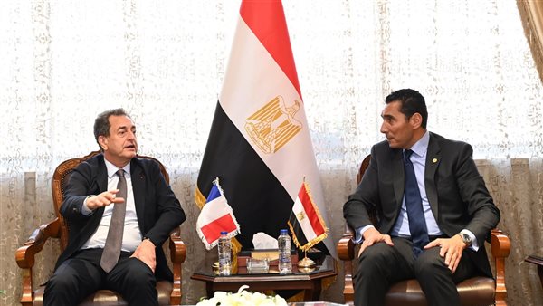 وزير الشباب والرياضة وسفير فرنسا يبحثان آفاق جديدة للشراكة في تمكين الشباب وتطوير المنظومة الرياضية