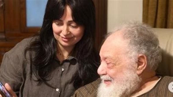 هبة مجدي ومحمد محسن في ضيافة يحيى الفخراني.. زيارة مليئة بالمشاعر |صور