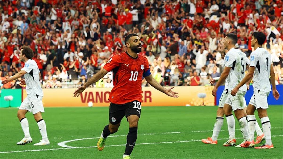 يطعن لاعب نيوزيلندا بصحة هدف محمد صلاح ويقول مدافع مصر مزق سرواله وأصابني بشدة