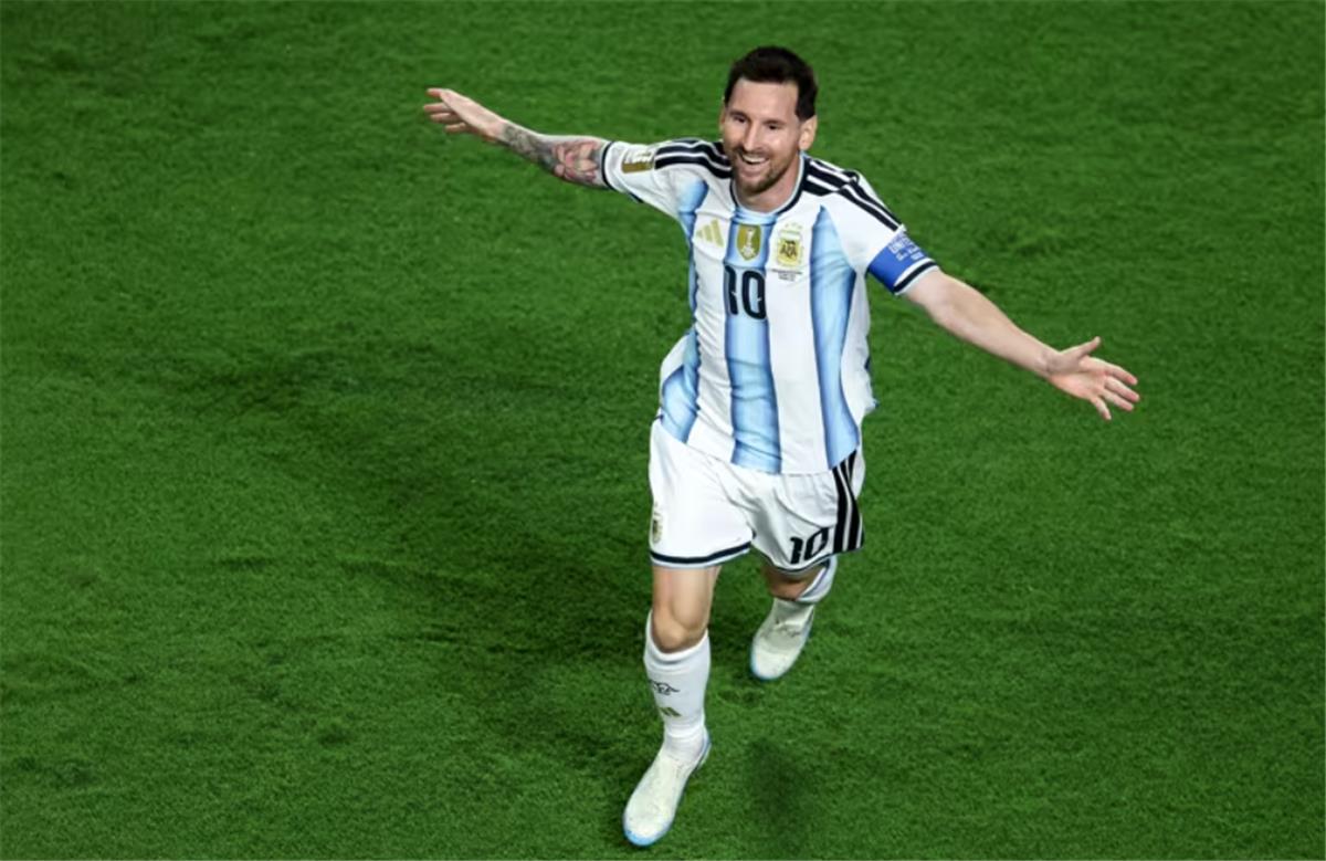 يخوض منتخب الأرجنتين مواجهة النمسا خلال كأس العالم بتشكيلة يقودها ميسي