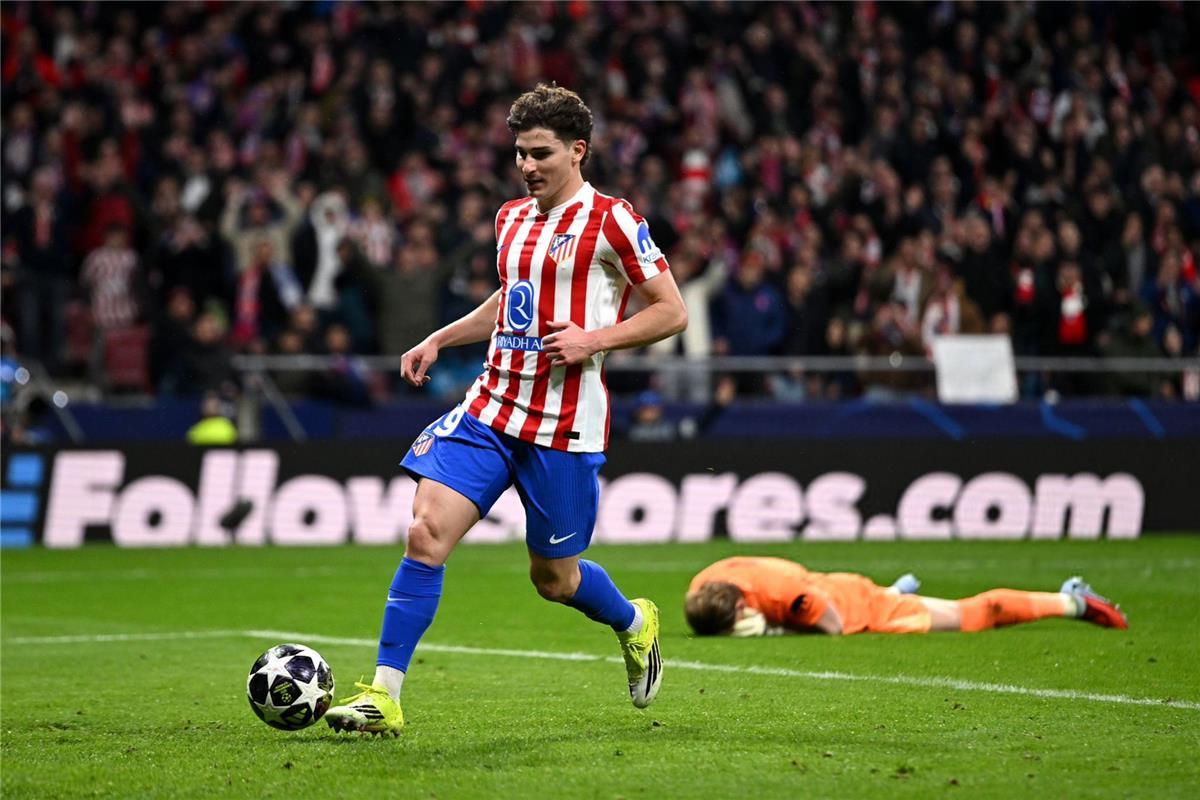 برشلونة يرد أولاً على تصريحات جوليان ألفاريز الأخيرة
