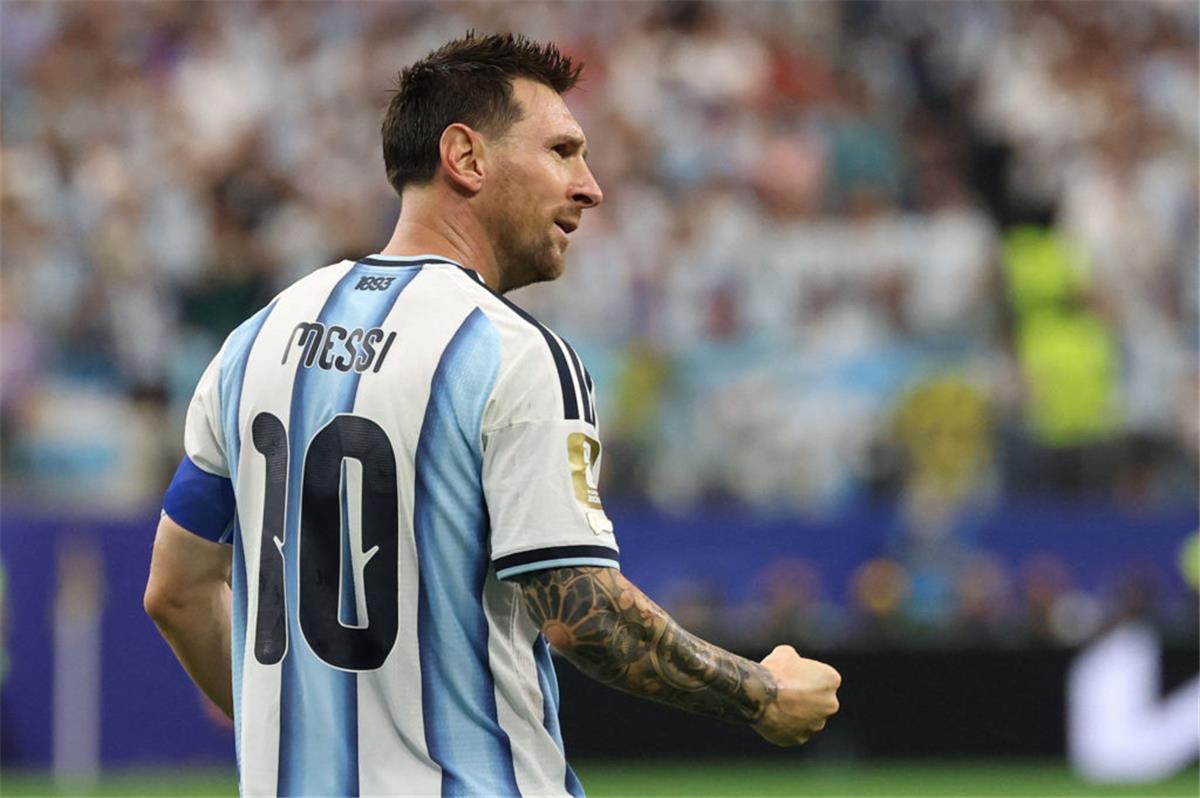 أعلن نجم برشلونة ترحيبه بألفاريز وتحدى ميسي بمواجهة في نهائي كأس العالم