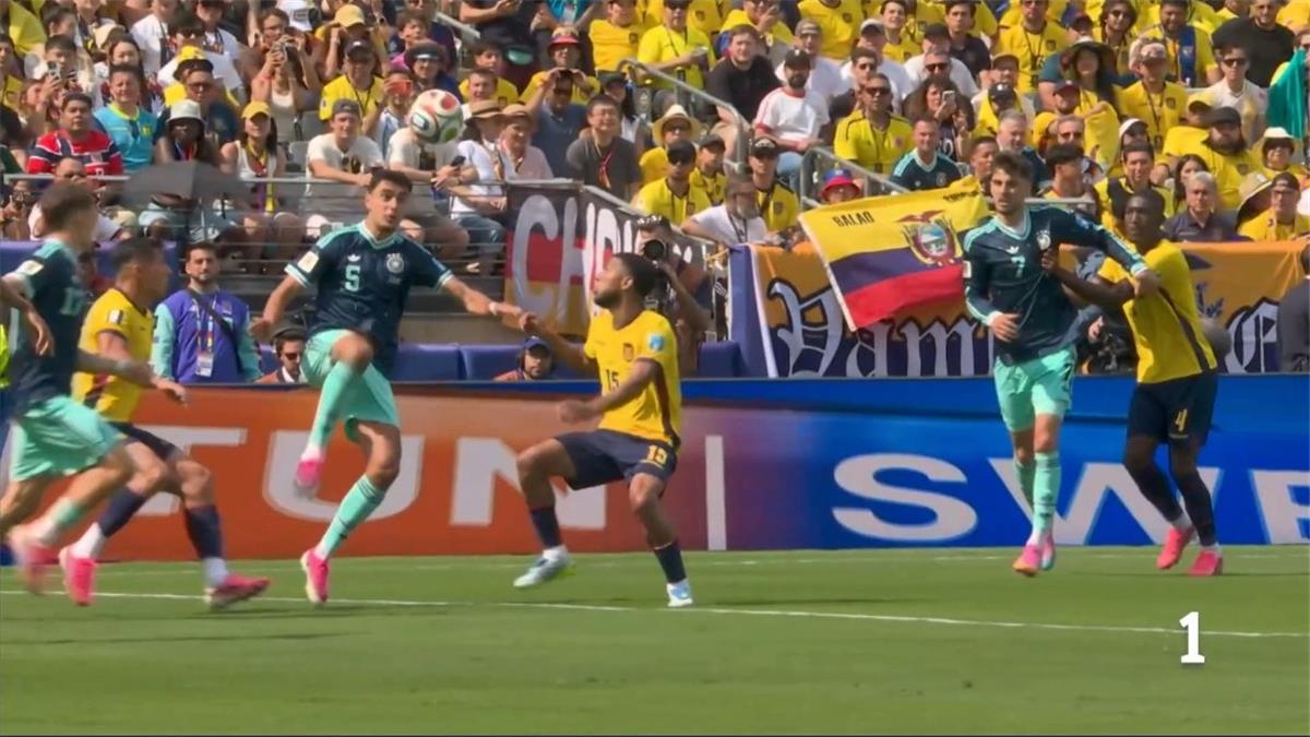 تقرير آرشيفو فار يصنف تحكيم كأس العالم الأسوأ تاريخياً إثر لقطة ألمانيا والإكوادور