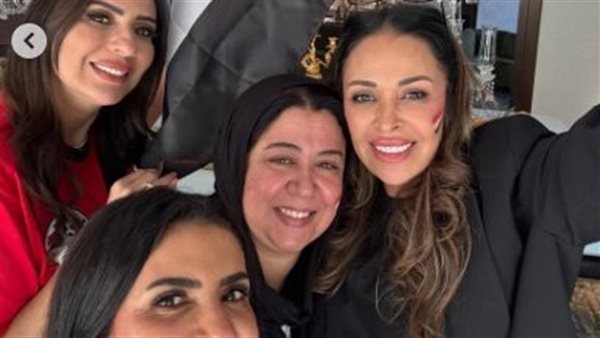 بعلم مصر ورفقة أصدقائها.. داليا البحيري تحتفل بتأهل مصر للدور الـ32|شاهد