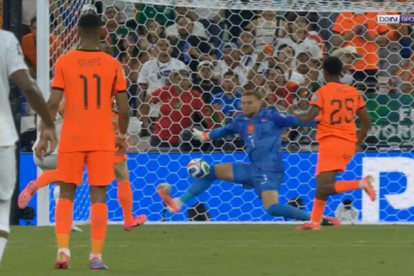 بتصدي خرافي حارس هولندا يحرم سفيان رحيمي من هدف رائع في كأس العالم
