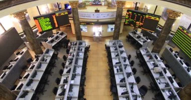 لعبة كبار المساهمين.. صفقات بيع وشراء تغير هياكل ملكية 3 شركات بالبورصة