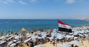 رواج غير مسبوق على شواطئ الإسكندرية في عيد الأضحى مع تدفق مئات الآلاف من الزوار