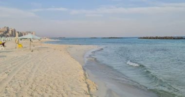 الإسكندرية ترفع علم السلامة على شواطئها الشرقية وسط موسم السياحة والمصايف
