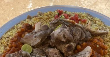 اليخنة السيناوية باللحم والحمص: طبق تقليدي يزدان به استقبال الضيوف