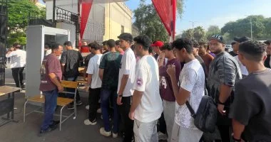 بداية ماراثون المجموع.. إقبال طلاب الثانوية العامة على لجان اللغة العربية بالجيزة