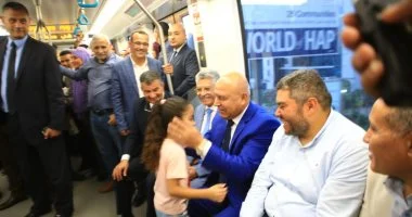 ​لفتة إنسانية.. كامل الوزير يُقبل رأس طفلة بالمونوريل طلبت التقاط صورة معه
